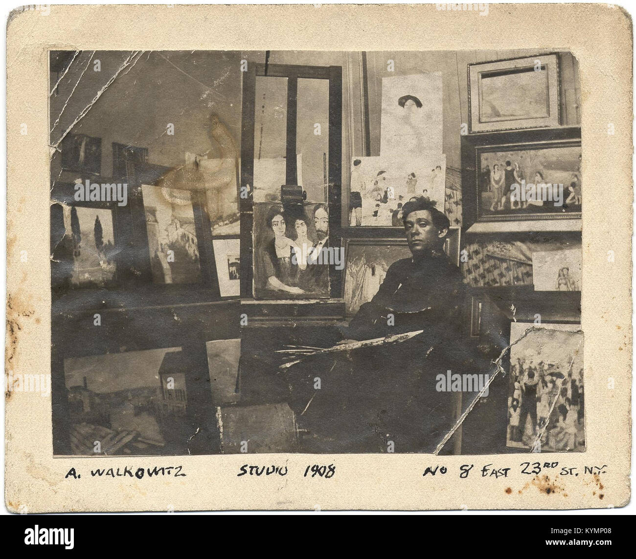 Photographie de l'artiste Abraham Walkowitz dans son atelier. Connu pour ses œuvres modernistes, Walkowitz est vu engagé dans son processus créatif, un moment de production artistique capturé dans une image vintage. Banque D'Images