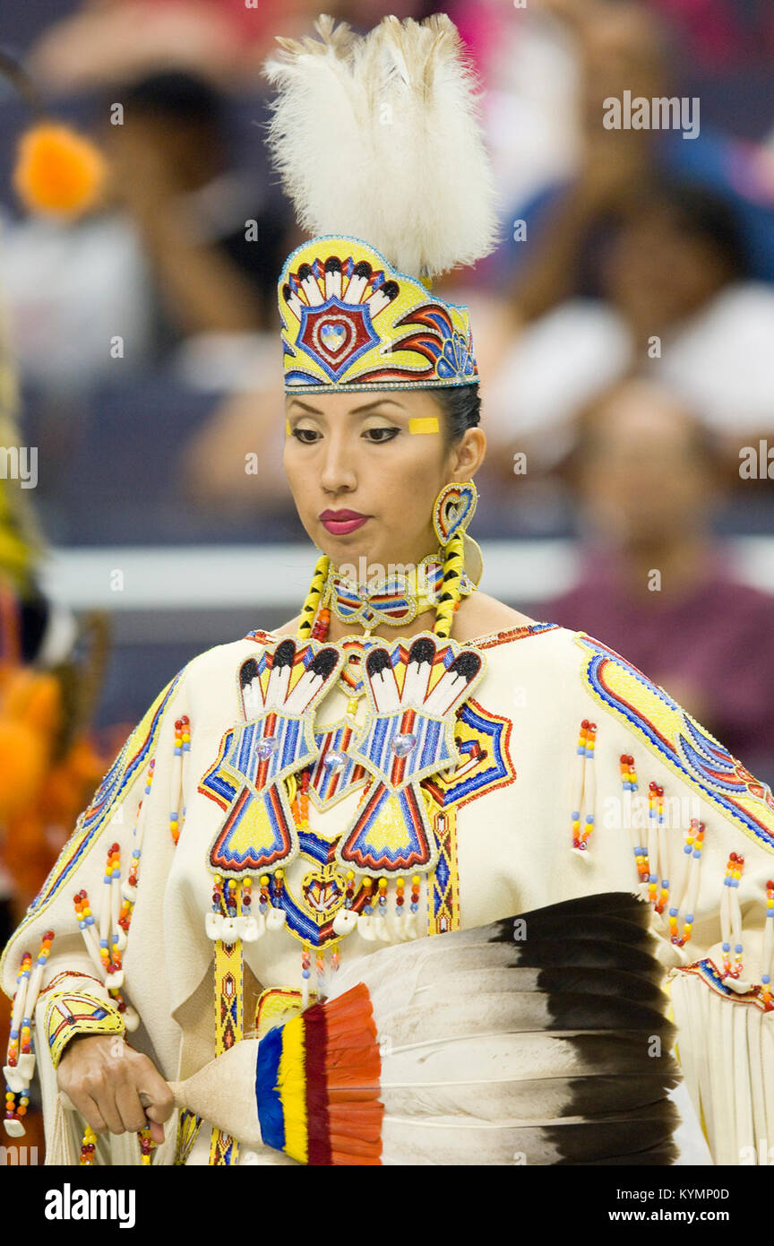Une image vibrante d'un powwow amérindien de 2005, capturant des perles colorées et des vêtements traditionnels lors d'un événement cérémonial. Banque D'Images