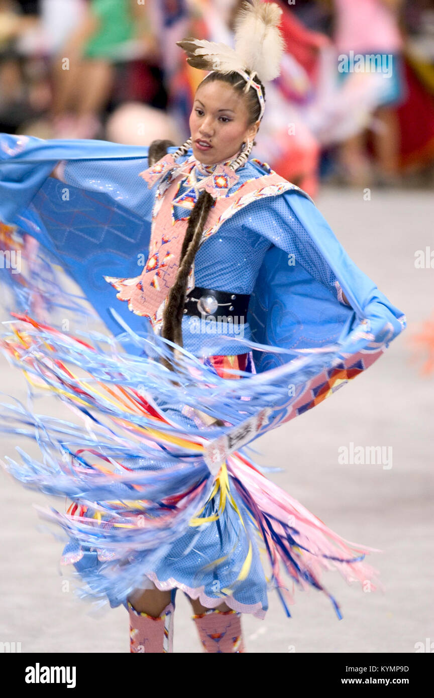 Une photographie du Powwow de 2005, montrant une danseuse amérindienne exécutant des danses traditionnelles dans des regalia élaborées. Cette image capture le dynamisme de la culture amérindienne à travers la danse et la tenue vestimentaire. Banque D'Images