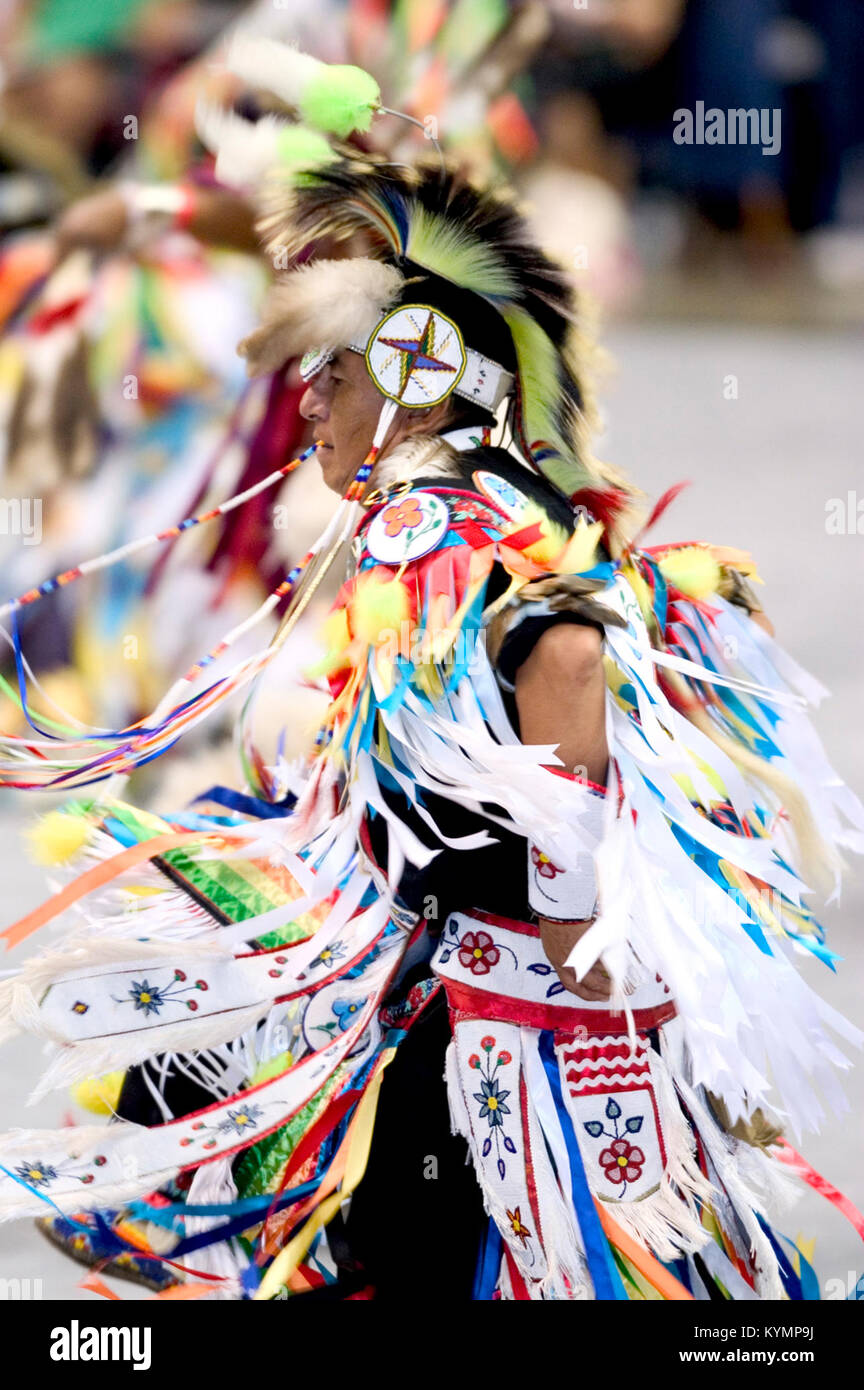 Une photographie du Powwow de 2005, mettant en valeur la danse amérindienne et les regalia traditionnels. L'image capture les danseurs en pleins regalia, avec des plumes et des perles, lors d'une célébration culturelle. Banque D'Images