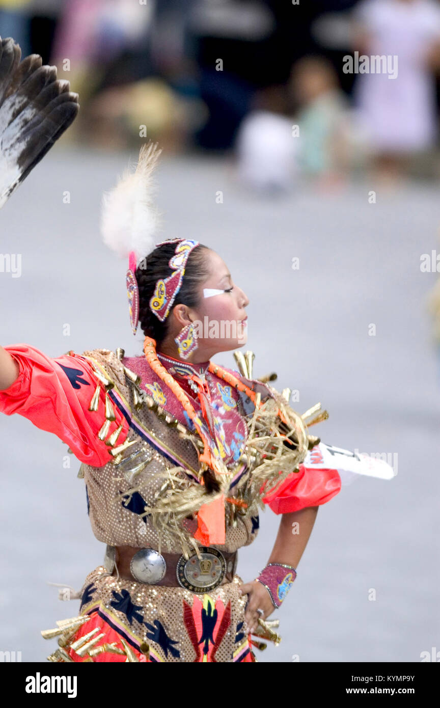 Photographie d'une femme amérindienne vêtue de vêtements traditionnels dansant au Powwow de 2005, capturée par la Smithsonian institution. L'image met en valeur l'expression culturelle vibrante et les mouvements de danse traditionnelle. Banque D'Images