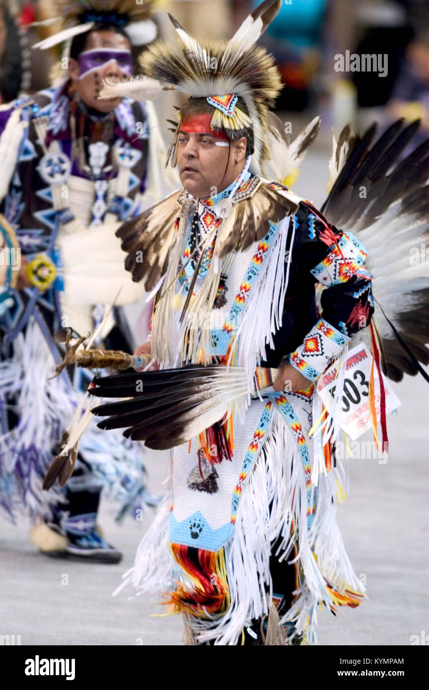 Des danseurs amérindiens participent à une cérémonie traditionnelle du pow-wow au Musée national des Indiens d'Amérique en 2005. Les danseurs portent des costumes de cérémonie, y compris des plumes, des perles et de la peinture pour le visage, tout en exécutant une danse indigène qui honore les traditions culturelles. L'image est une illustration historique représentant le patrimoine amérindien et les festivals de pow-wow. Banque D'Images