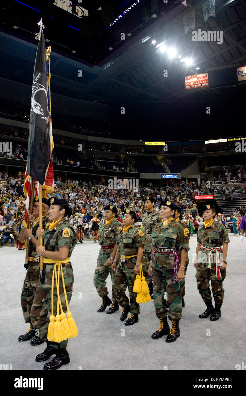 Une photographie du Powwow de 2005, un événement amérindien contemporain, montrant des participants à des regalia traditionnels et une procession cérémonielle dans un stade. Banque D'Images