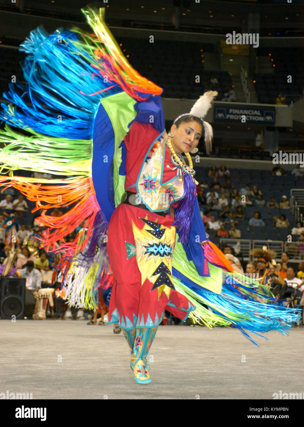 Une photographie du Powwow de 2005, montrant une cérémonie amérindienne vibrante, mettant en vedette la danse traditionnelle, les vêtements colorés et l'expression culturelle au Powwow national. Banque D'Images