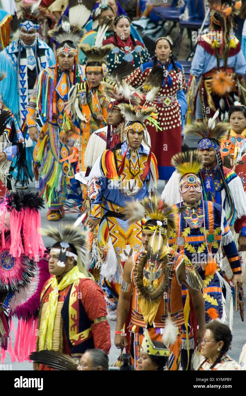 Image composite du Powwow de 2005, montrant des hommes et des femmes amérindiennes exécutant des danses traditionnelles dans des regalia pleines, capturées dans des couleurs vives. L’événement fait partie des archives culturelles de la Smithsonian institution. Banque D'Images