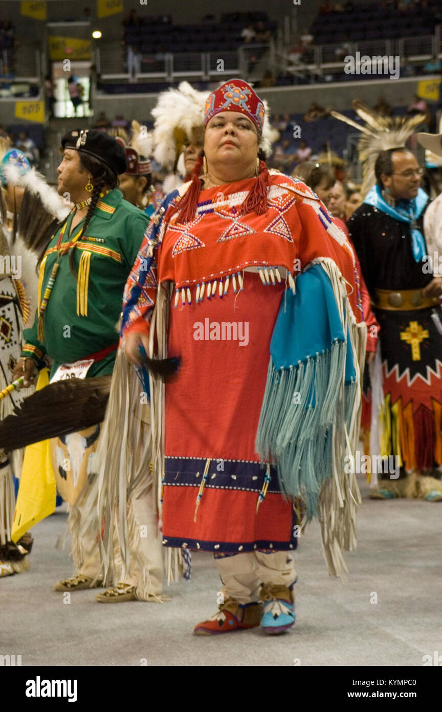 Photographie tirée du Powwow de 2005, montrant une femme amérindienne dans des regalia traditionnels, tenue par la Smithsonian institution. Banque D'Images