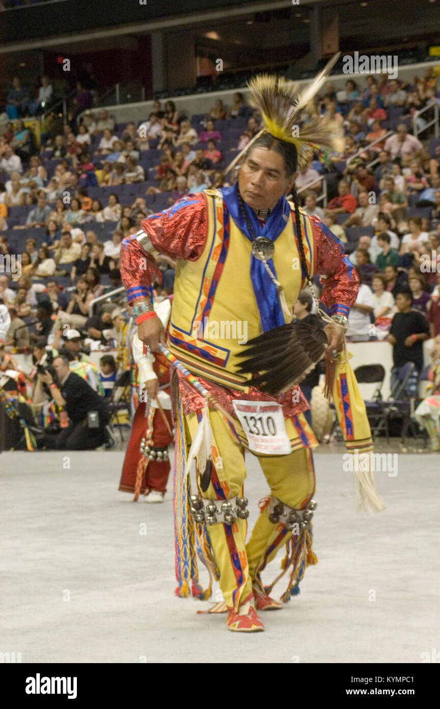 Une photographie du Powwow de 2005, capturant une danseuse amérindienne dans des regalia traditionnelles. L'image montre le danseur se produisant avec des plumes, des tambours et une robe de tête dans le cadre de la cérémonie culturelle. Banque D'Images
