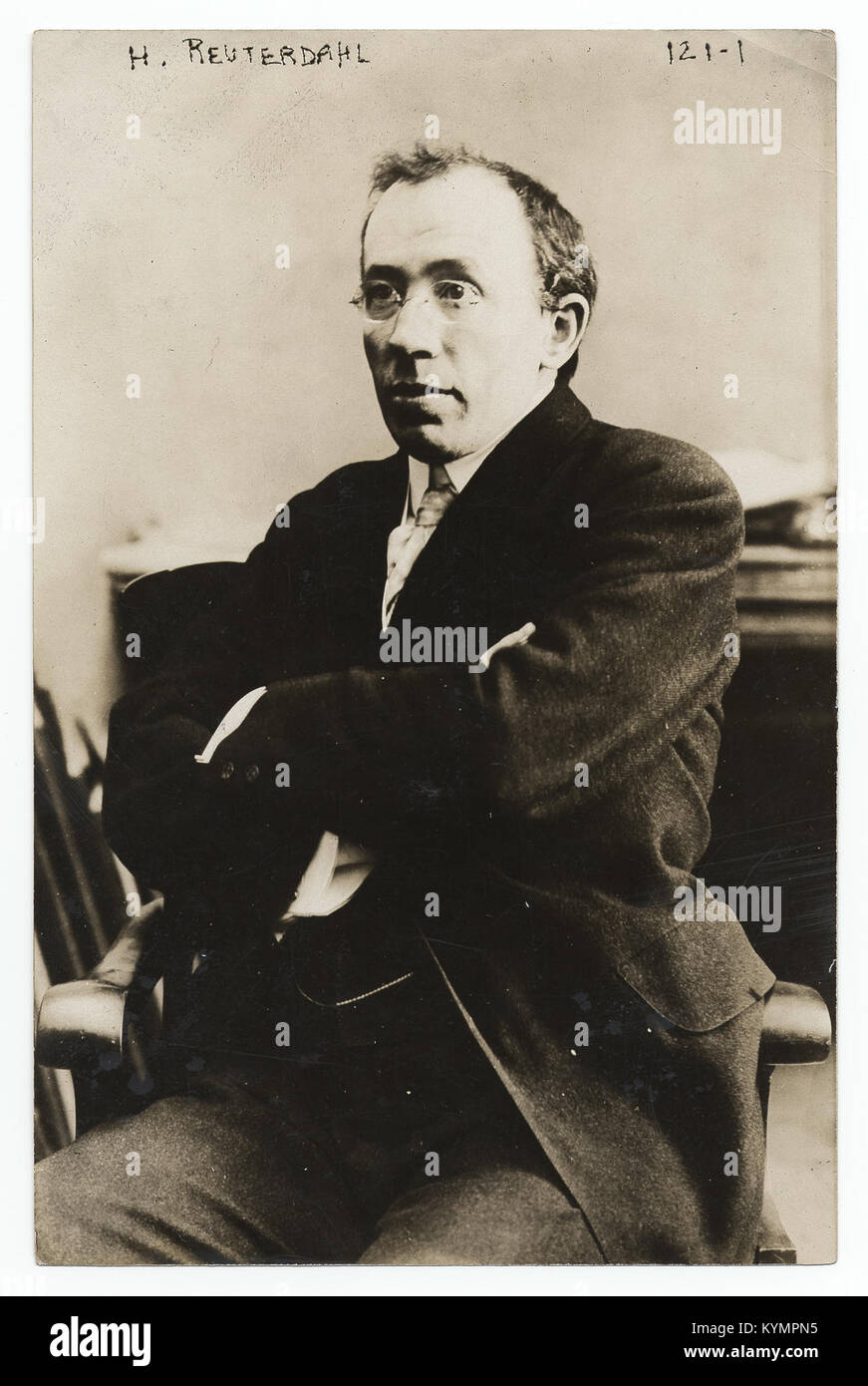 Un portrait en noir et blanc de Henry Reuterdahl, capturé en 1920, dans le cadre du New York Armory Show, le montrant dans un manteau avec les bras croisés. Banque D'Images