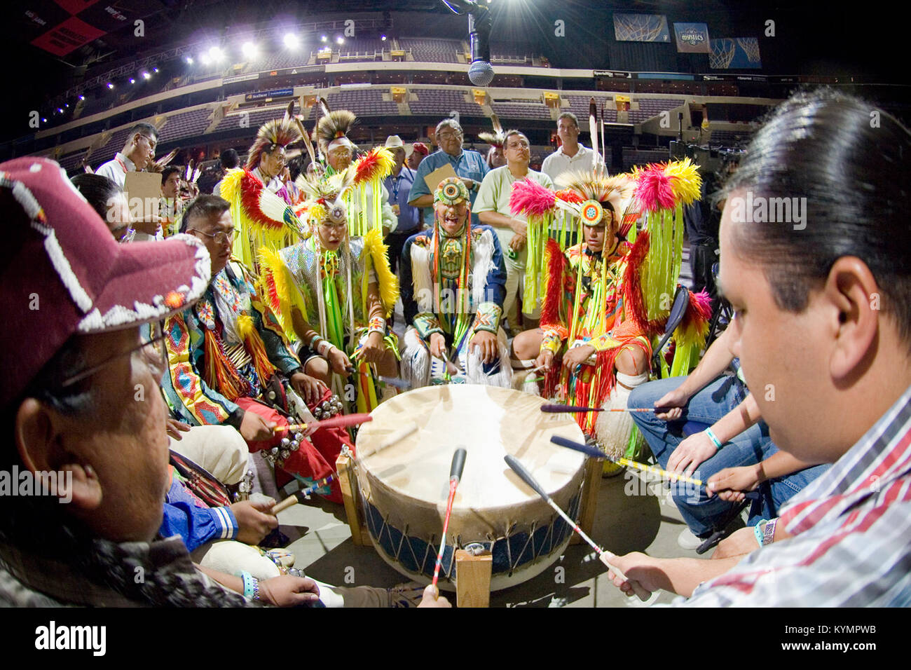 Une photographie du Powwow de 2007, capturant un groupe de danseurs amérindiens se produisant en tenue traditionnelle. L'image souligne l'importance culturelle du pow-wow et son rôle dans la préservation des traditions amérindiennes. Banque D'Images