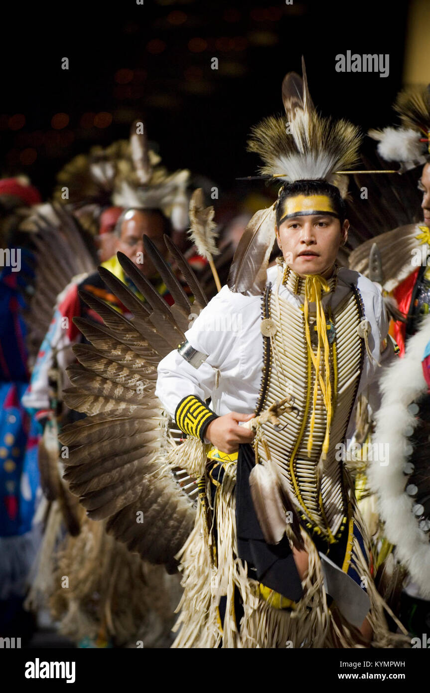 Cette photographie capture une scène du Powwow de 2007, mettant en vedette la cérémonie et la danse traditionnelles amérindiennes. L'événement a été documenté par la Smithsonian institution, mettant en valeur le patrimoine culturel amérindien. Banque D'Images