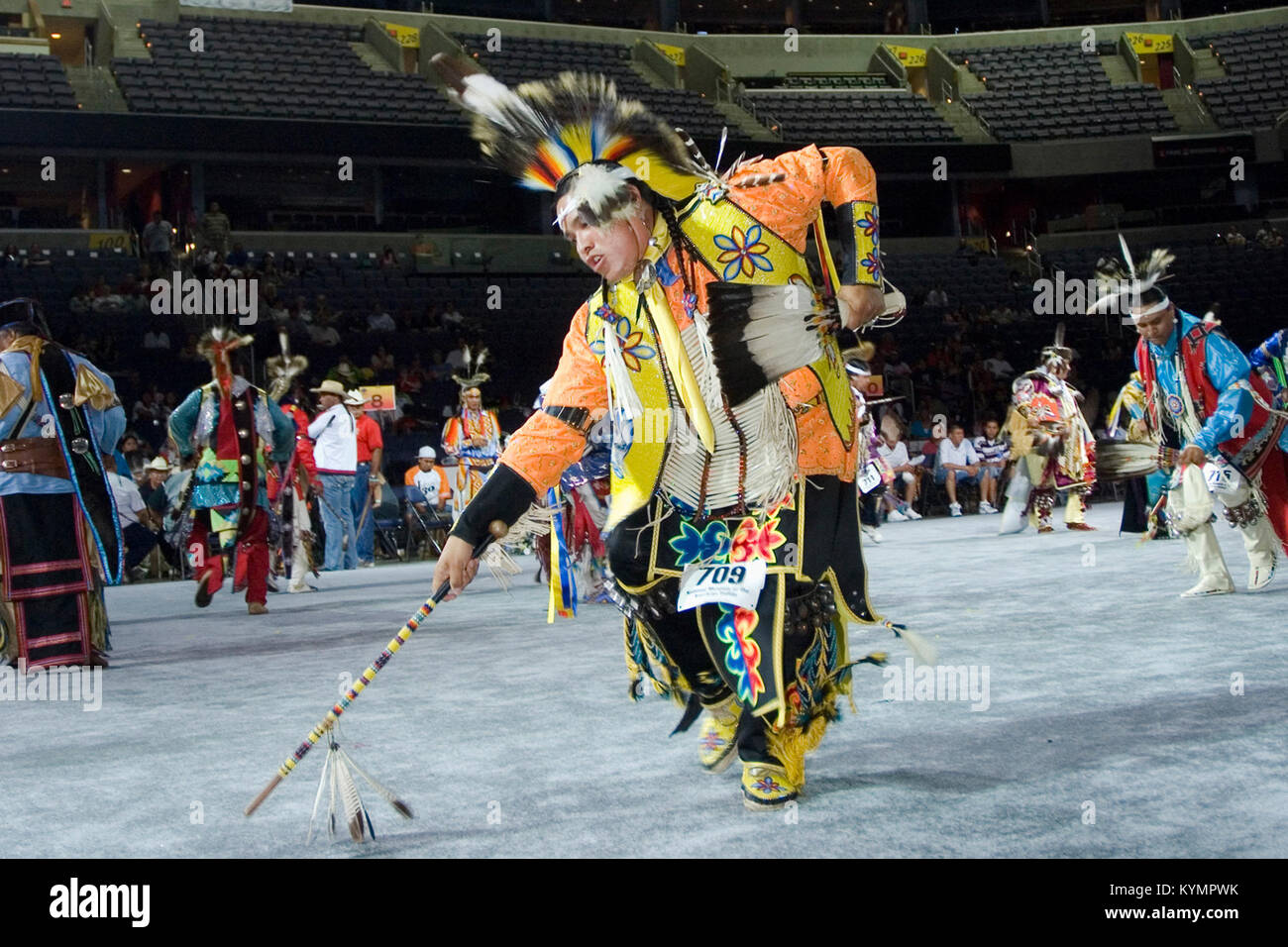 Une photographie du Powwow de 2007, montrant un homme amérindien vêtu d'une tenue cérémonielle traditionnelle, avec des plumes colorées et une coiffe. L'image capture un moment vibrant et culturel pendant les célébrations Powow. Banque D'Images