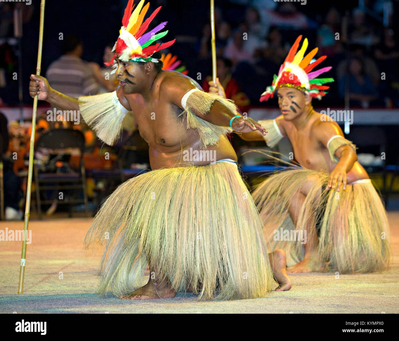 Cette photographie capture un moment du Powwow de 2007, tenu par les communautés amérindiennes pour célébrer les traditions culturelles et le patrimoine. L'image met en valeur les danseurs en tenue traditionnelle, y compris des plumes et des jupes, dans le cadre de la cérémonie. Banque D'Images