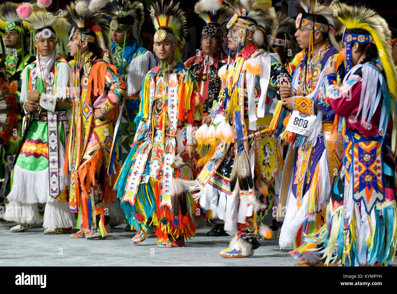 Cette image du Powwow de 2007 capture des tenues de cérémonie et des coiffes amérindiennes lors d'un festival, reflétant le patrimoine culturel et les traditions des communautés autochtones. Banque D'Images