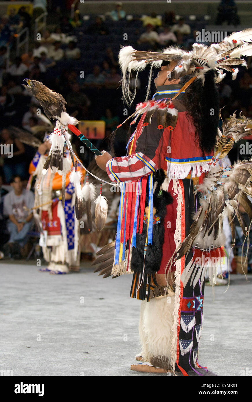 Photographie tirée du Powwow de 2007, présentant une cérémonie amérindienne avec des participants en costumes traditionnels et couleurs vives, faisant partie de la collection du Musée national des Indiens d'Amérique. Banque D'Images