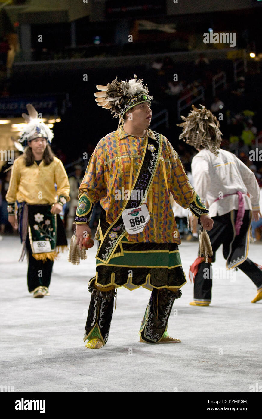 Une photographie représentant un concours de danse traditionnelle amérindienne Powow tenu en 2007. L'image montre des danseurs dans des regalia colorés, y compris des coiffes à plumes et des vêtements traditionnels, exécutant une danse de la pluie ou de la guerre dans le cadre d'une célébration culturelle. Banque D'Images