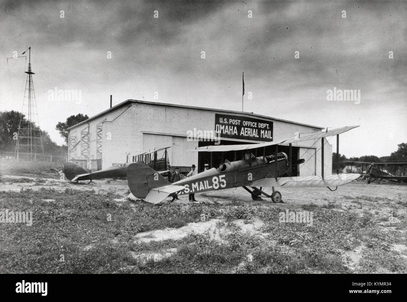 Une illustration historique d'Omaha, champ de courrier aérien du Nebraska en 1927, présentant le biplan D.H. 4 en opération. L'image met en évidence les premières années du service de courrier aérien, avec le département de poste des États-Unis jouant un rôle clé dans l'histoire de l'aviation de l'époque. Banque D'Images