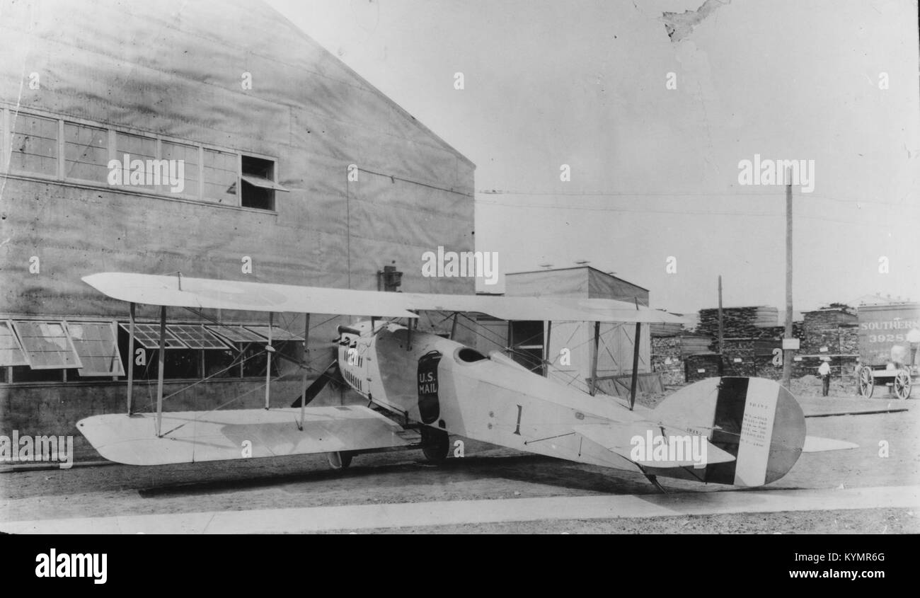 Cette illustration historique montre le JR-1B de Standard Aircraft Corporation, un biplan conçu en 1918 pour le transport du courrier, soulignant son rôle dans les débuts du service de courrier aérien avec le moteur Wright-Hisso. Banque D'Images