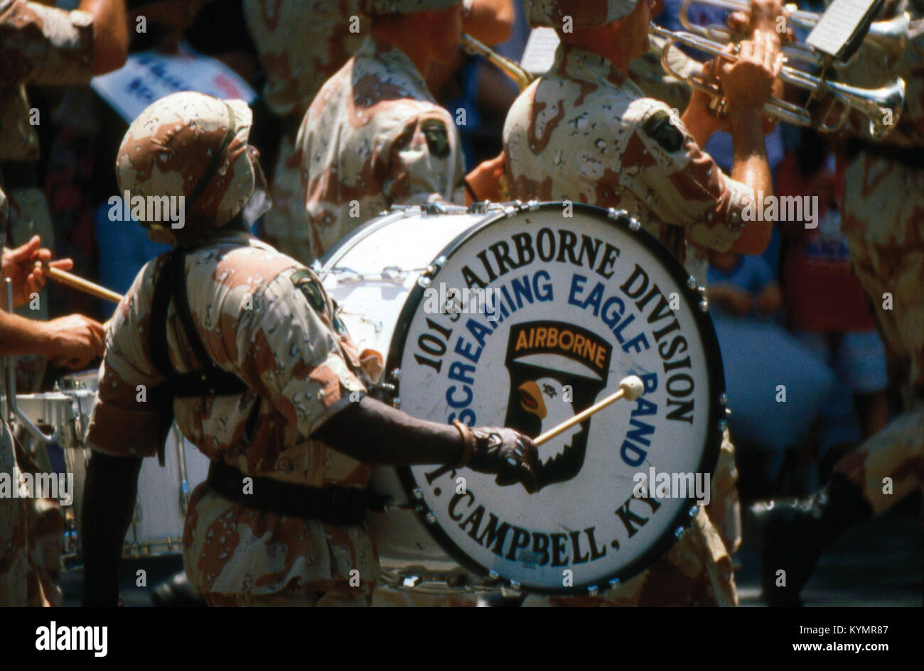Une photo de la célébration nationale de la 101e division aéroportée à Fort Campbell, Kentucky, mettant en vedette le Screaming Eagle Band pendant un défilé. L'événement honore l'histoire militaire et la culture noire. Banque D'Images