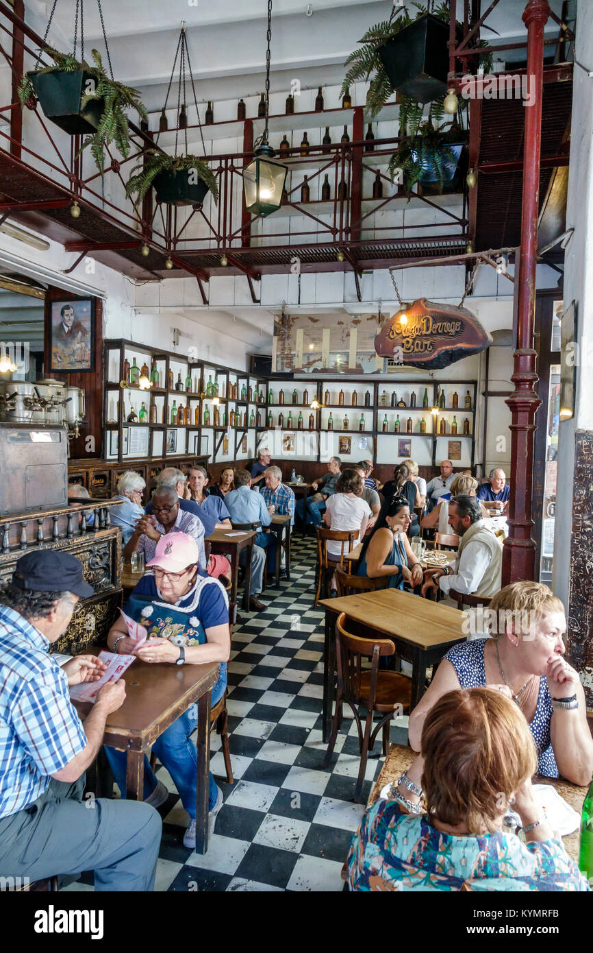 Buenos Aires Argentina,San Telmo,Plaza Dorrego Bar,dîner,boissons boissons boissons, restaurant restaurants repas café cafés, restobar,intérieur,tables,m Banque D'Images