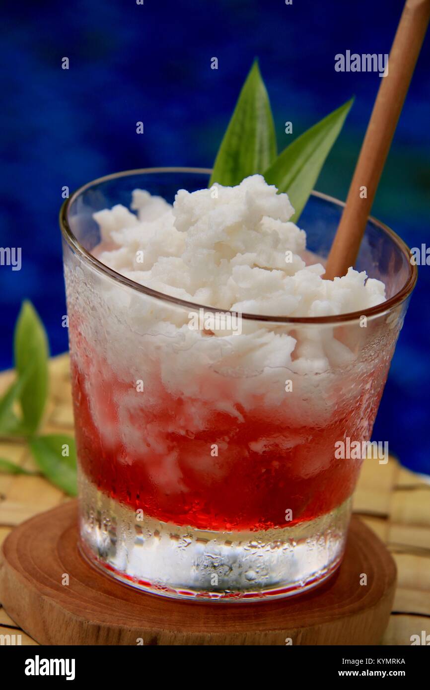 Es Kopyor. Noix de Coco glacé indonésienne avec caillé Sirop Pandan Banque D'Images