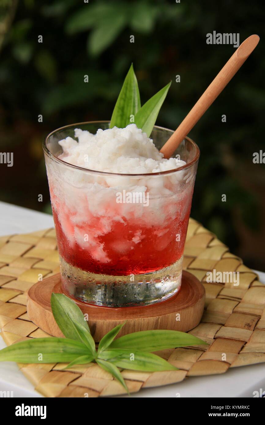 Es Kopyor. Noix de Coco glacé indonésienne avec caillé Sirop Pandan Banque D'Images
