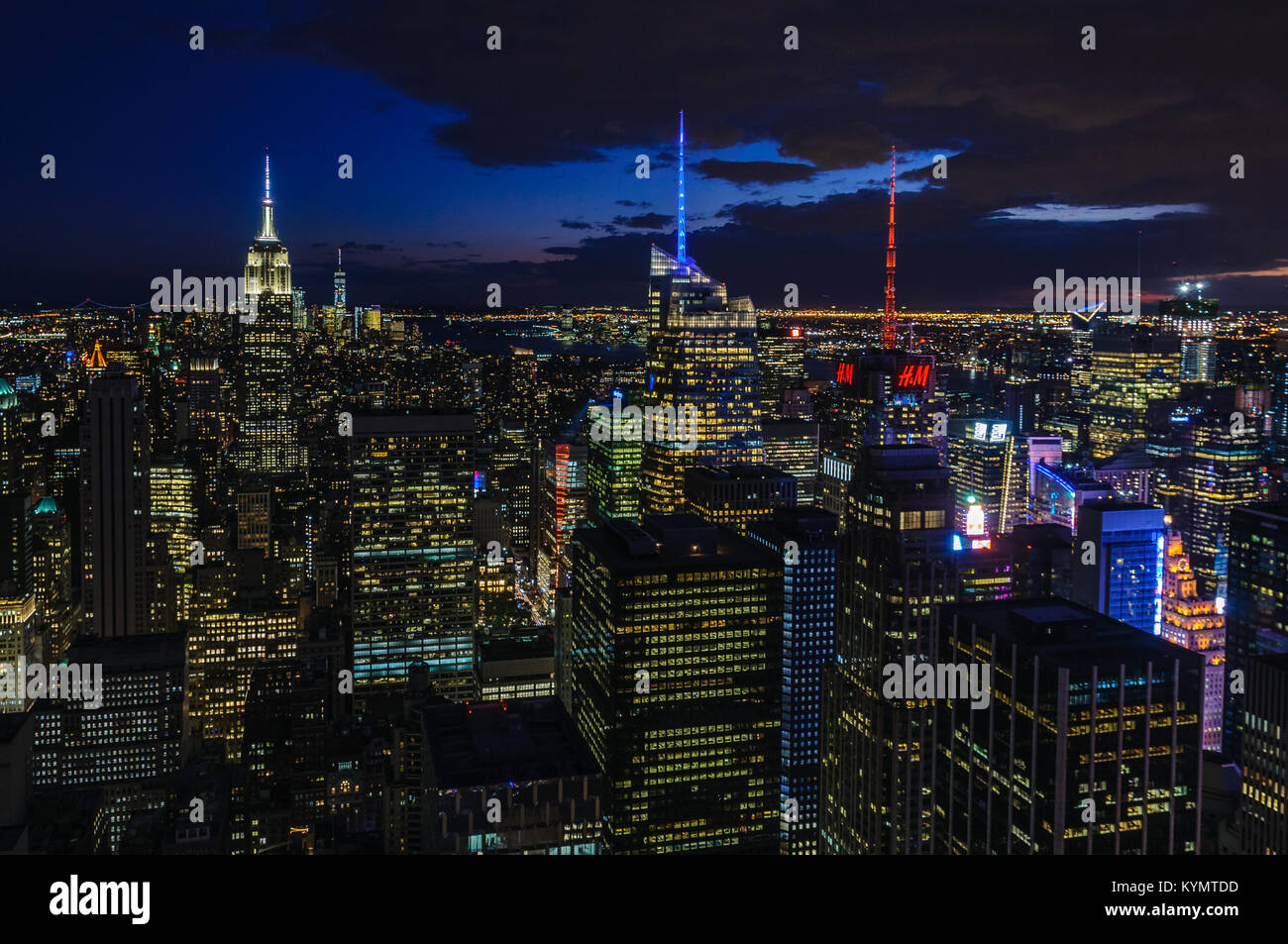 Vue sur la skyline at night du haut de la terrasse d'observation Rock à New York, USA Banque D'Images