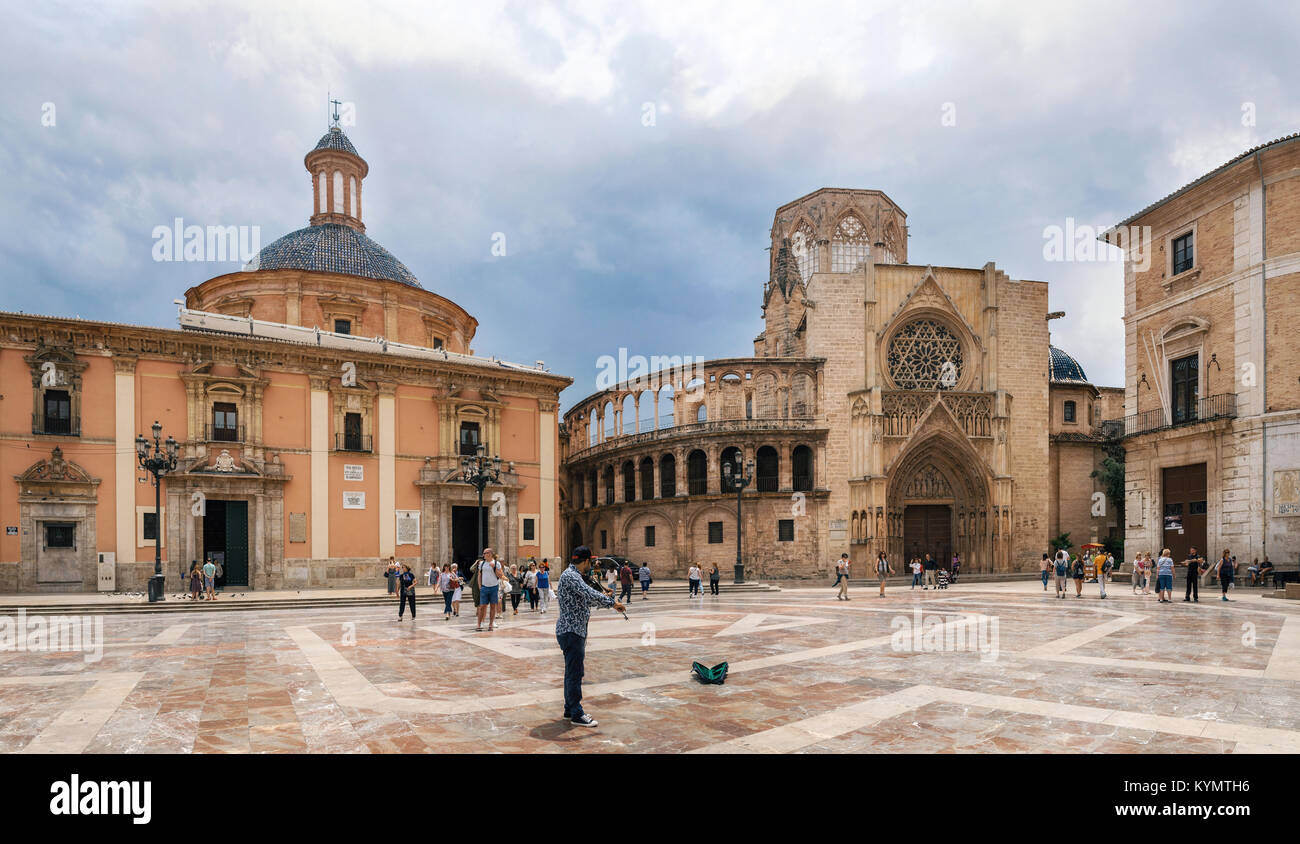 Valence, Espagne - juin 3, 2017 : artiste de rue joue violon parmi les touristes sur la place de la Vierge de la cathédrale. Situé dans le centre de Valence. Banque D'Images