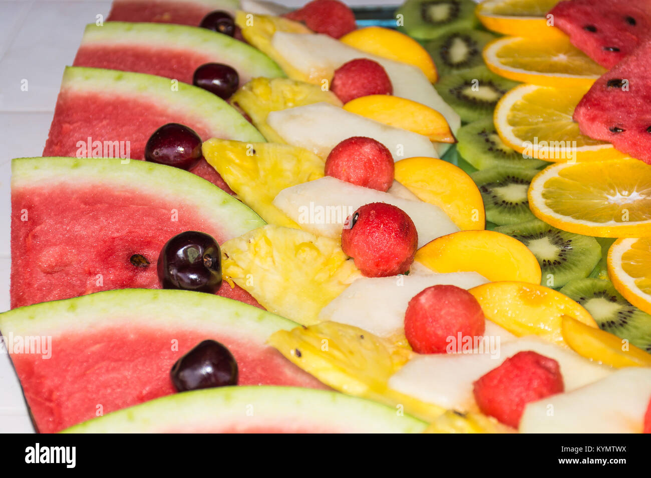 Ou l'architecture des compositions de fruits frais coupés pour les buffets d'été typique. fruits de Sicile, rafraîchissant et sain. Banque D'Images