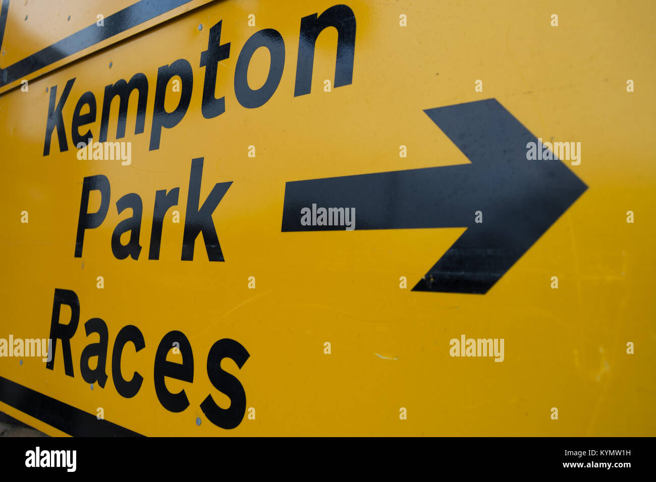 Panneau routier temporaire donnant des directives, avec une flèche dirigée vers la droite, à Kempton Park Races Banque D'Images