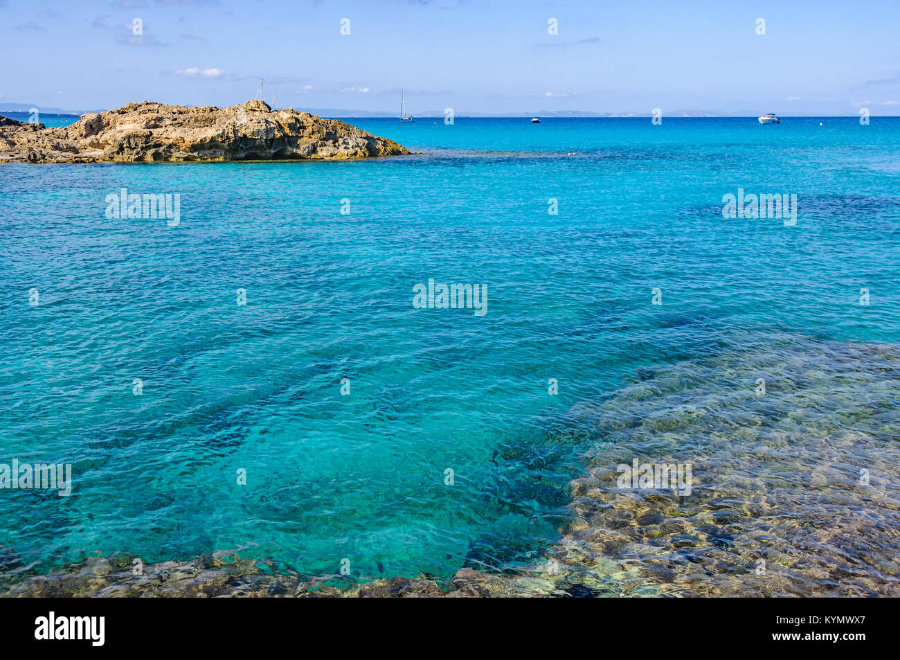 Mer transparente en Es Caló de Sant Agustí Cove dans l'île de Formentera, Espagne Banque D'Images