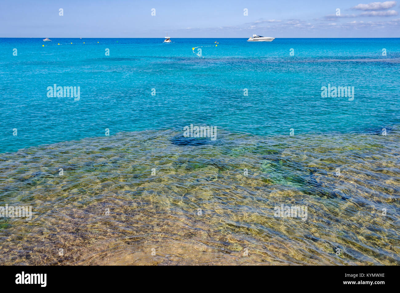 Mer transparente en Es Caló de Sant Agustí Cove dans l'île de Formentera, Espagne Banque D'Images
