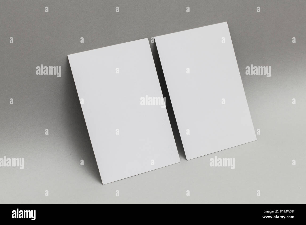 Blank white business card carte postale flyer sur fond gris Banque D'Images