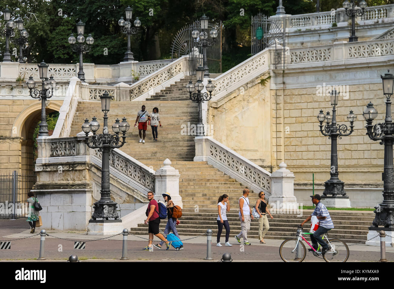 Bologne, Italie - 18 août 2014 : Les gens près du parc Parco della Montagnola (Montagnolla) dans la ville de Bologne. Banque D'Images