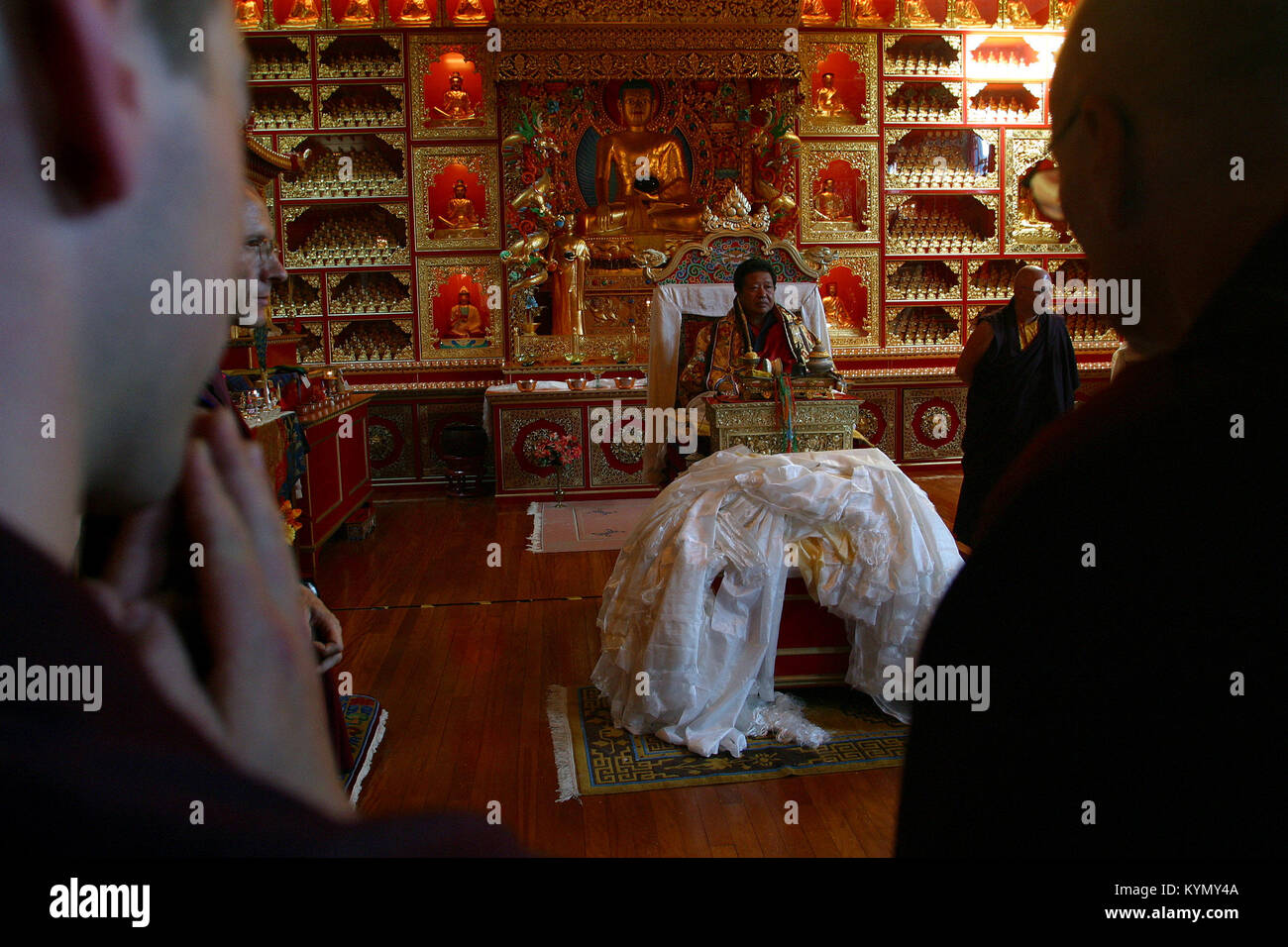 Moines et moniales se réunissent pour entendre Akong Rinpoché, fondateur de naissance-Tibétain le monastère de Samye Ling à Dumfriesshire, Ecosse, en confère une bénédiction sur la communauté. Banque D'Images