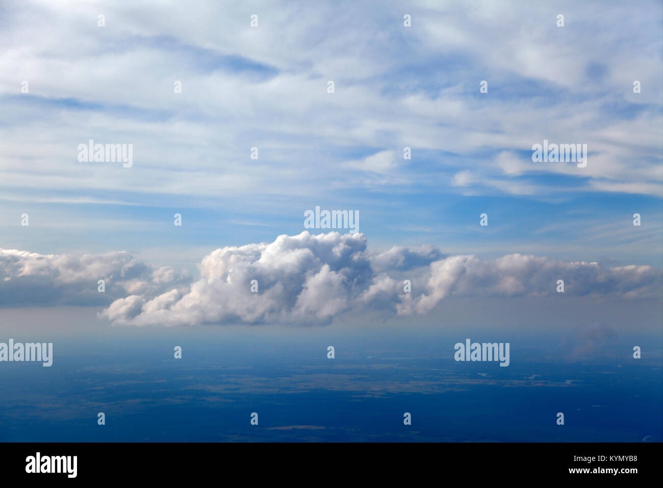 Les nuages, voir l'avion de Banque D'Images