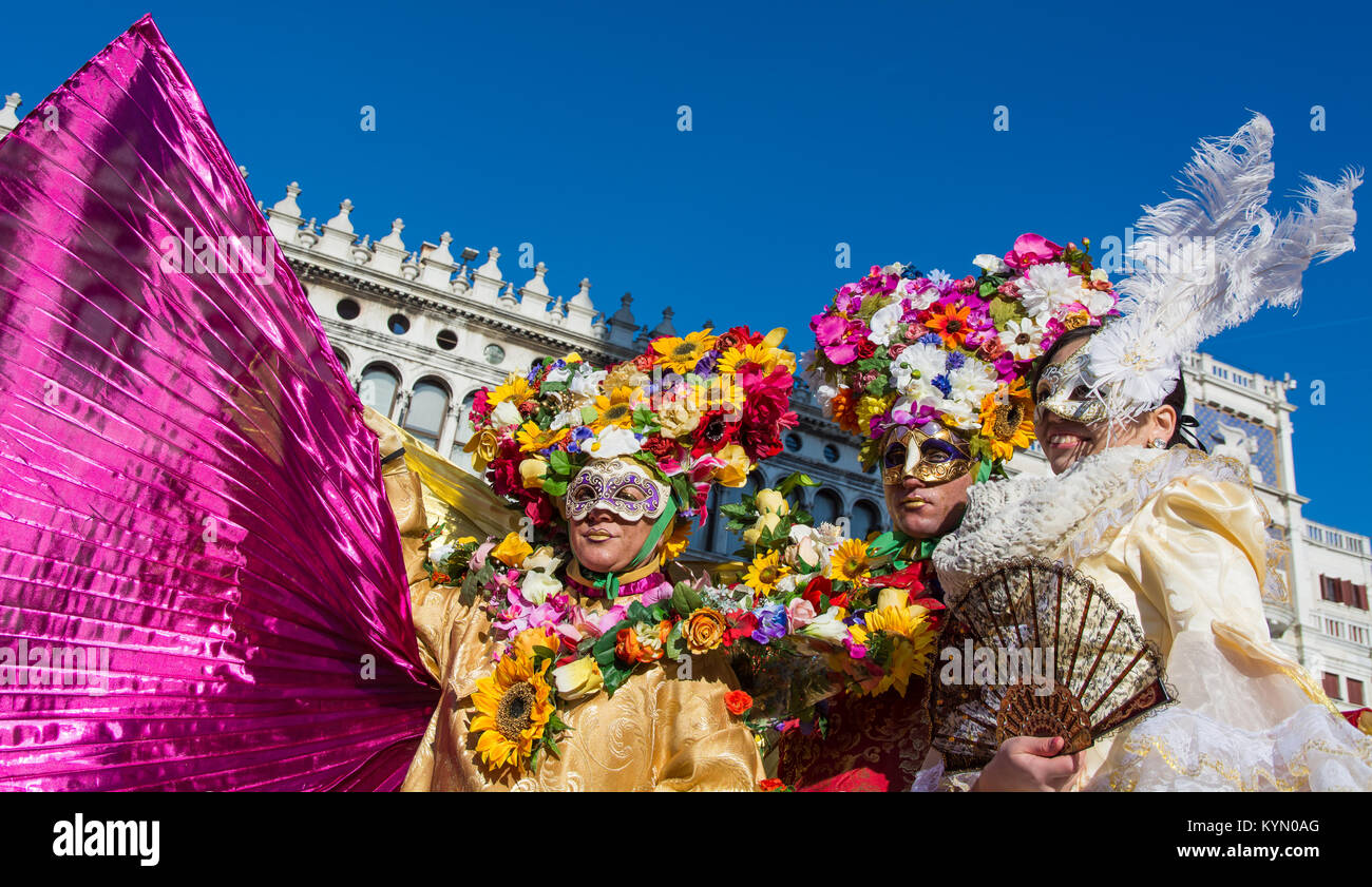 Venise, Italie, 6 février 2016 : couple en costumes et masques à la place St Marc au cours du carnaval de Venise Banque D'Images