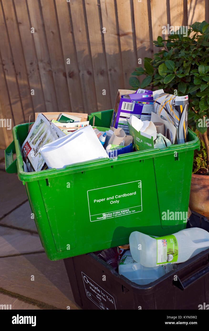 Gros plan de la carte de papier et du plastique dans les boîtes de recyclage recycler la poubelle de la poubelle pour la collecte Angleterre Royaume-Uni GB Grande-Bretagne Banque D'Images