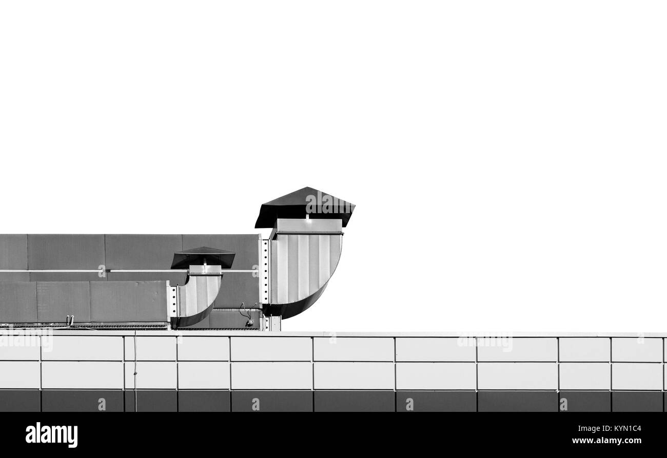 Toit d'un bâtiment industriel avec des cheminées de ventilation sur fond blanc, noir et blanc photo Banque D'Images