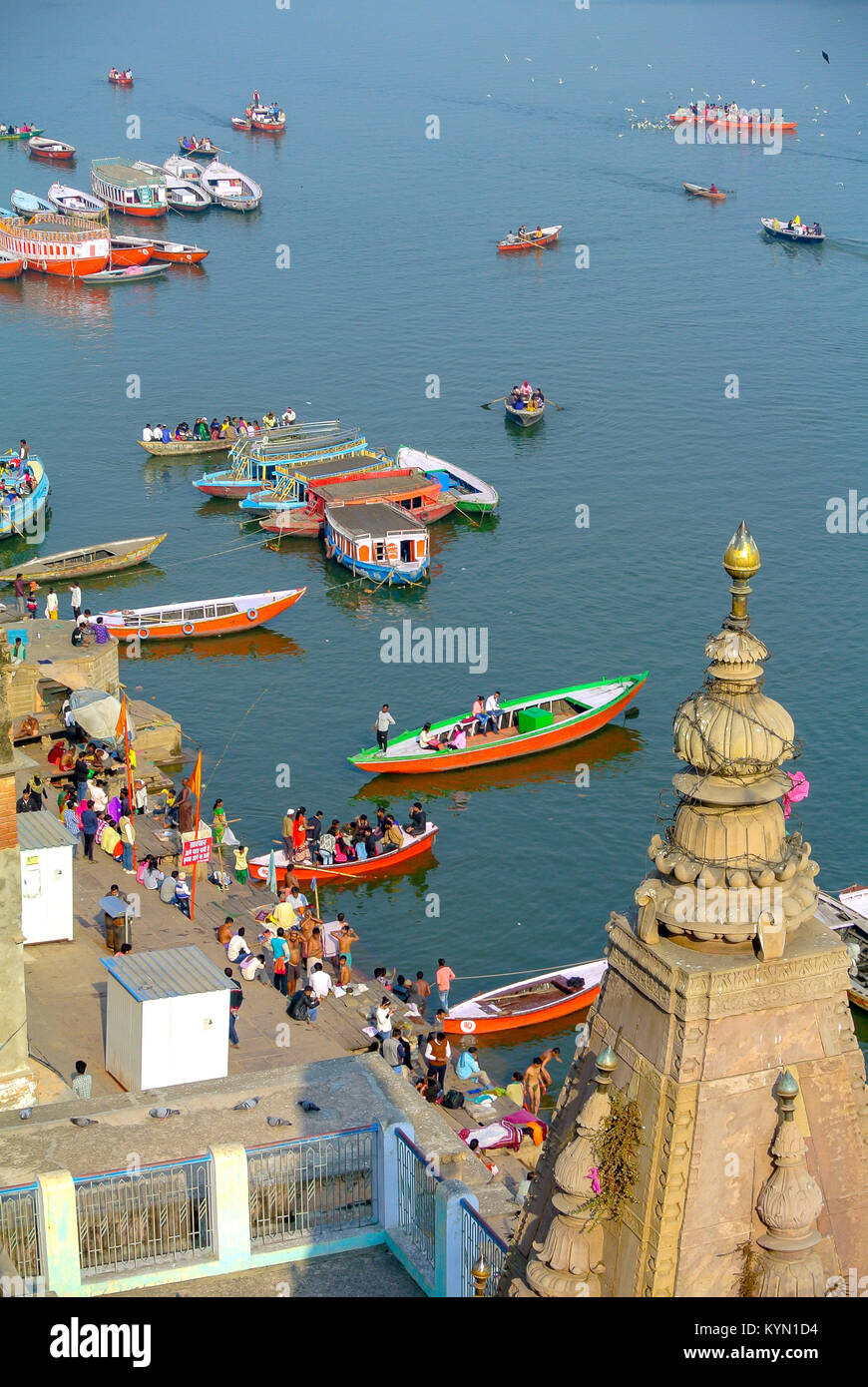 Varanasi, Uttar Pradesh, Inde, le fleuve Ganges avec des bateaux à aubes et des pèlerins. Banque D'Images