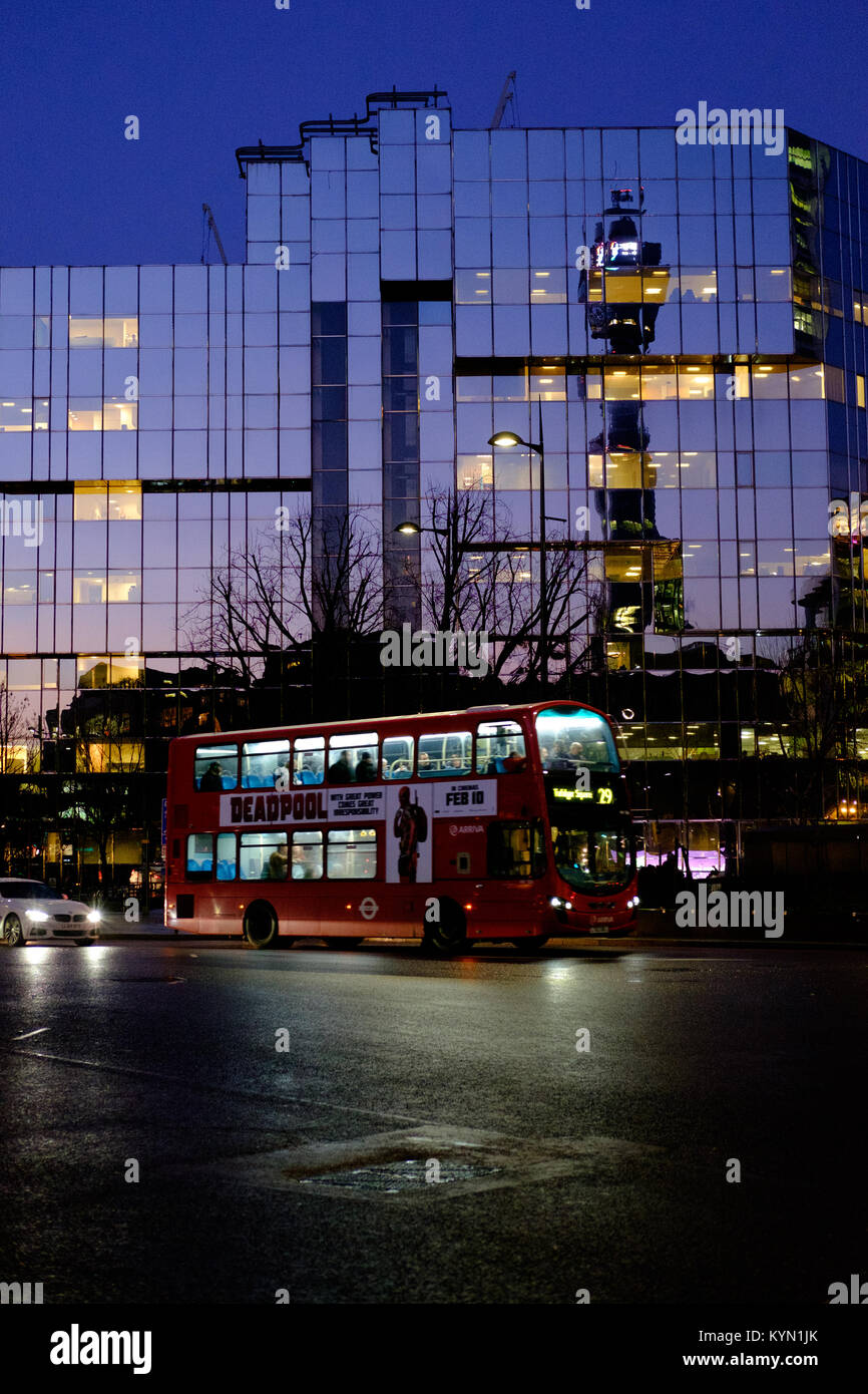 Centre d'éducation de l'Université College Hospital de nuit sur Euston Road et Hampstead Road à London UK avec les réflexions de la British Telecom tower Banque D'Images