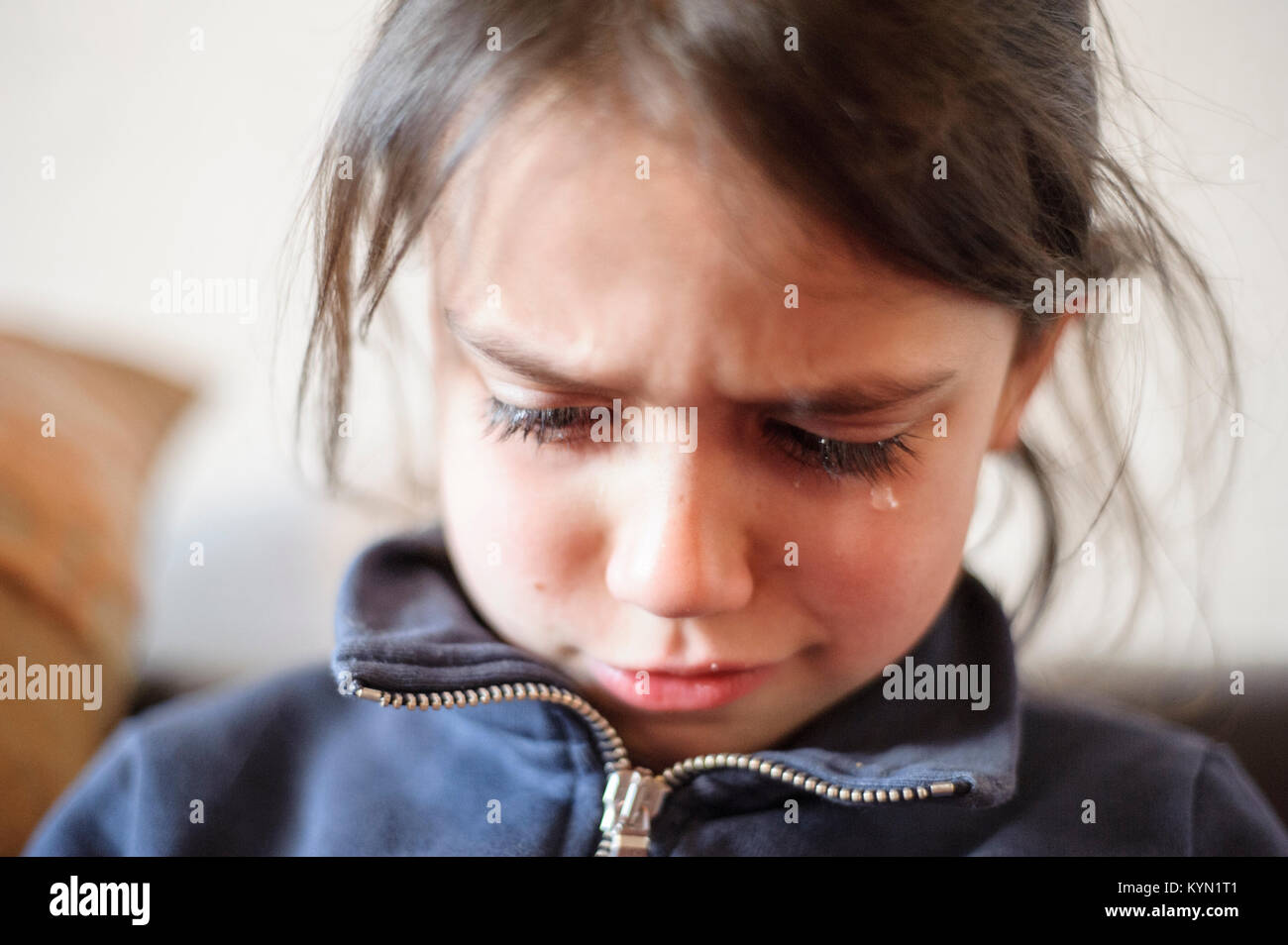 5-year-old girl pings et une larme s'arrête sur son visage boudeur Banque D'Images