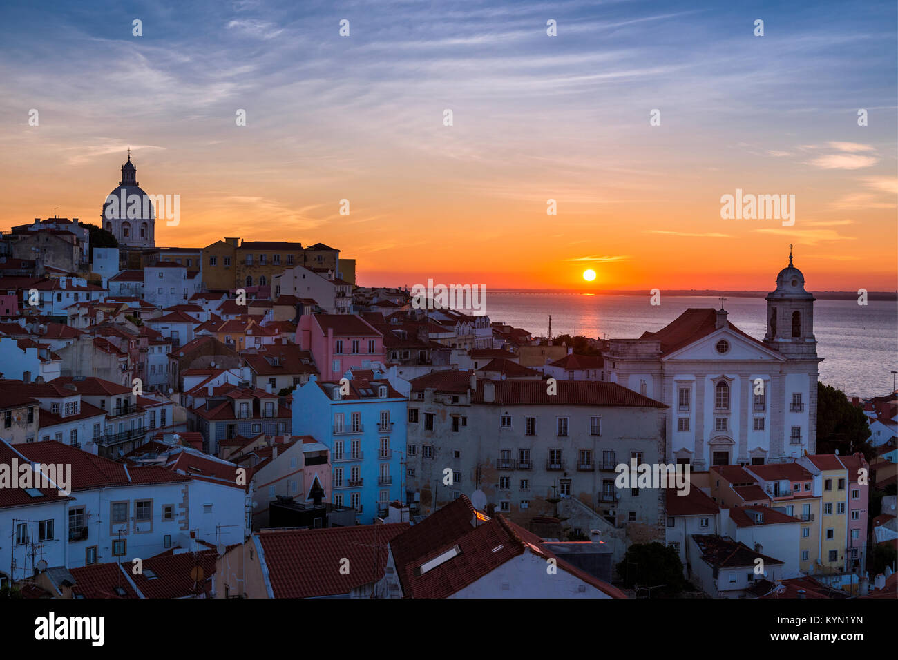 Vue sur l'Alfama quartier dans la vue Portas do Sol au lever du soleil à Lisbonne, Portugal ; le concept pour un voyage au Portugal, visitez le Portugal et mo Banque D'Images
