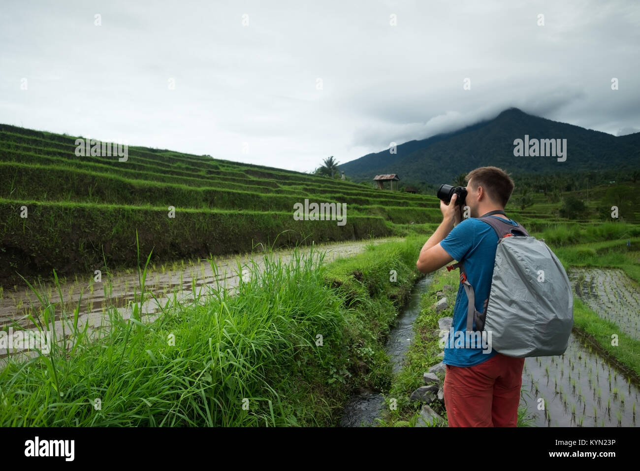 Jeune homme Traveler photo de détente en plein air et au champs de riz en terrasses à Bali en Indonésie. Banque D'Images