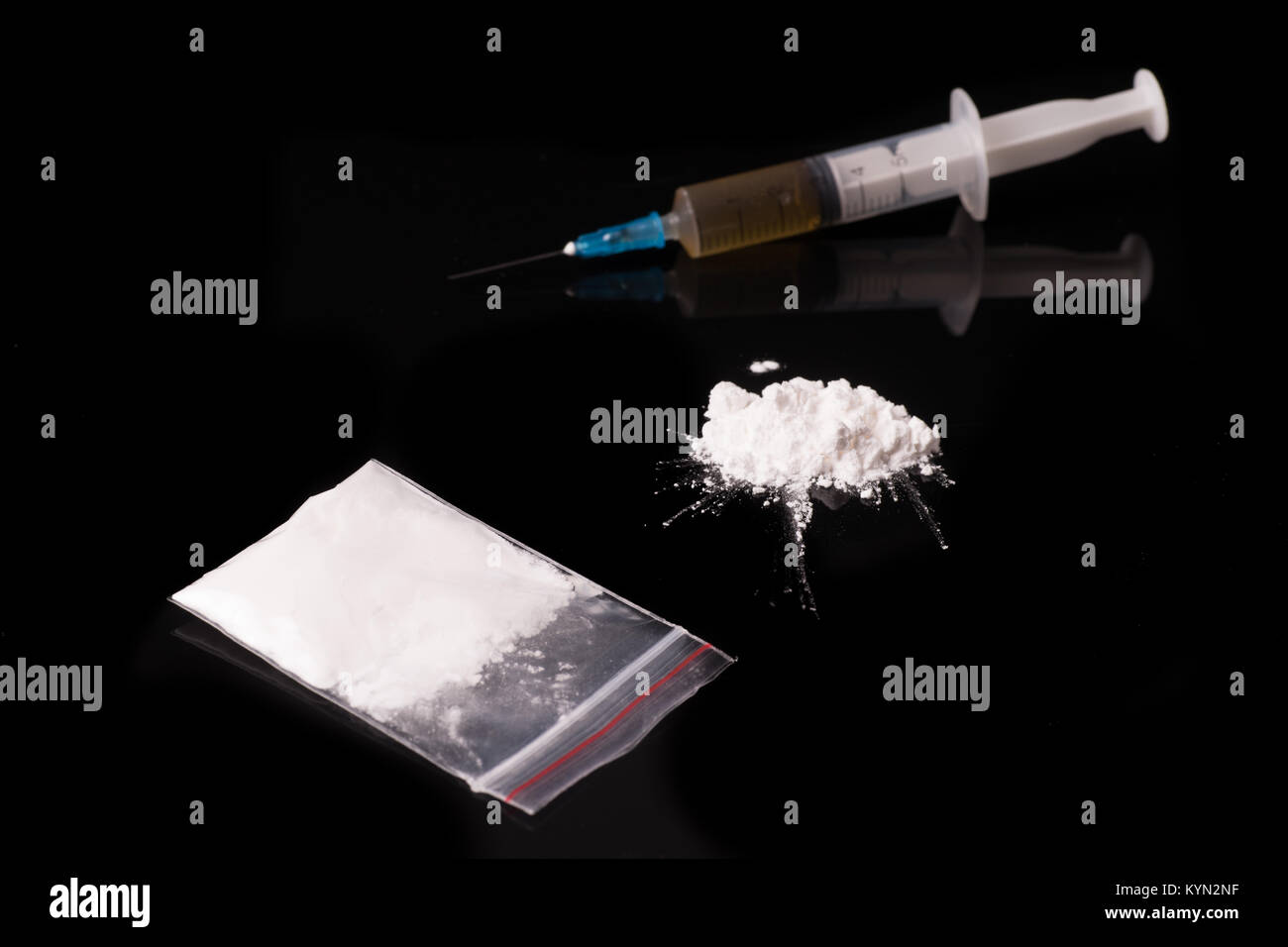 La cocaïne, l'Herion ou d'autres drogues illégales qui sont détectées au  moyen d'un tube ou injecté avec une seringue isolé sur fond noir brillant  Photo Stock - Alamy