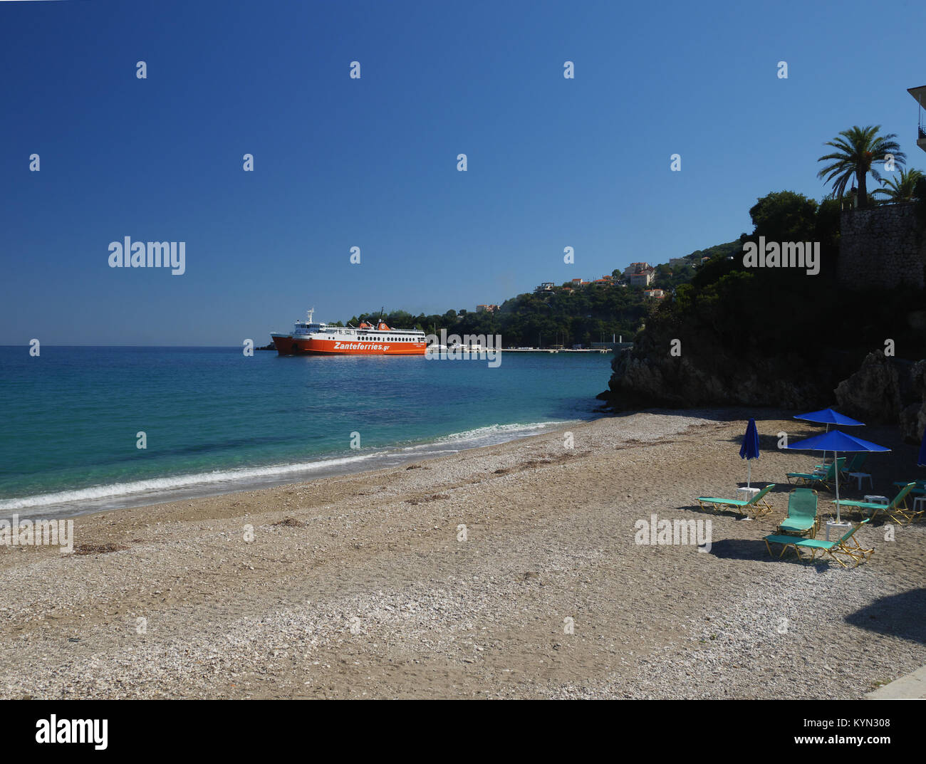 Un ferry 'Andreas Calvos' de Kyllini quais à Poros, Kefalonia, Grèce. Banque D'Images