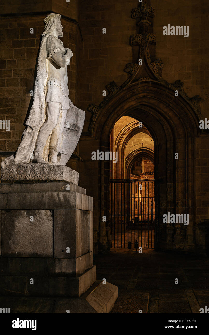 Statue du Roi Alphonse II, à côté de la cathédrale d'Oviedo, Asturias, Espagne, Europe Banque D'Images