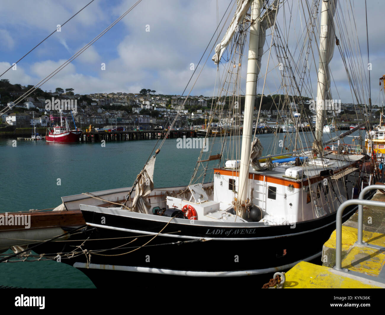 L'arrimeur de carrés brigantine "Dame de Avenel" aux côtés de Newlyn, Cornwall. Banque D'Images