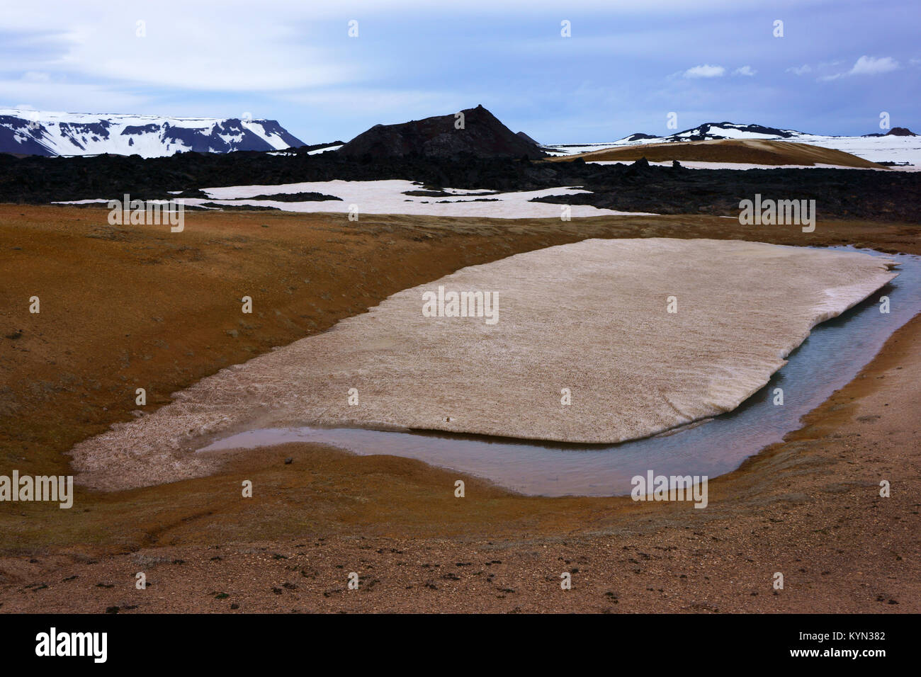 Dans les montagnes de cendres volcaniques de Namaskard, zone géothermique en Islande Banque D'Images