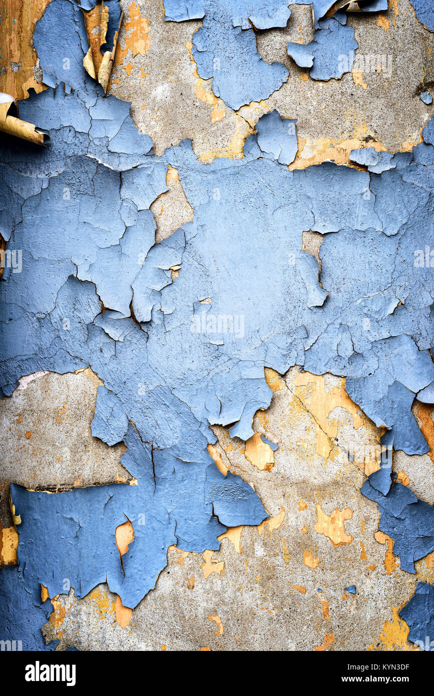 L'écaillement de peinture bleu rétro en ruine sur un vieux mur de plâtre, vieillissement et montrant des signes de vieillissement comme les briques vieillies commence à disparaître en couleur et Banque D'Images