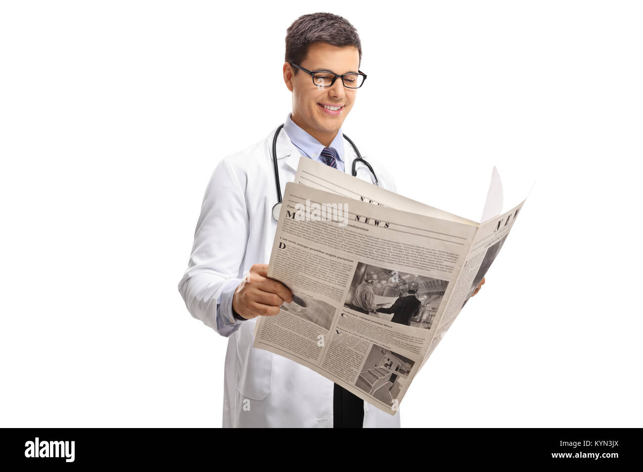 Lire un journal médecin isolé sur fond blanc Banque D'Images